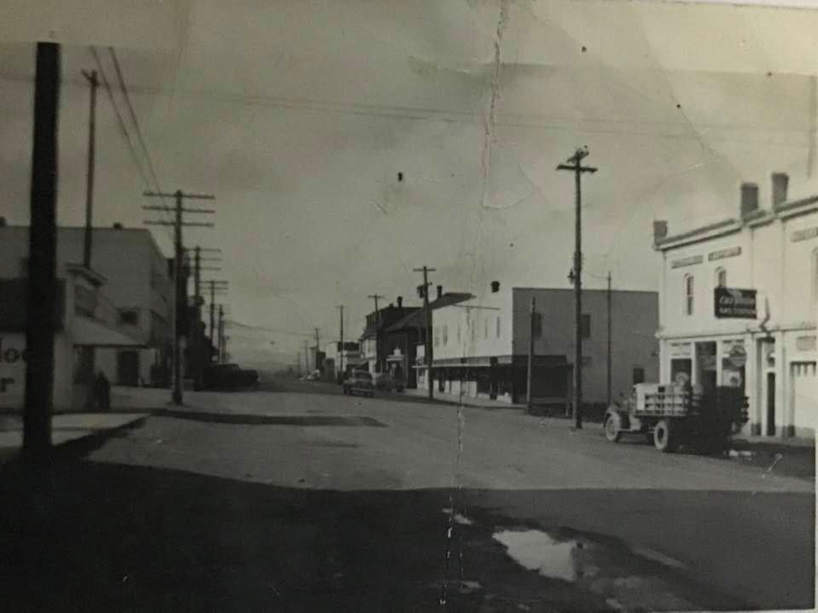1st Avenue at Roberts Street, looking north, 1946. 341 1st Avenue (right), 411 1st Avenue (right-center), 431 1st Avenue (center), 410 1st Avenue (left).(photo: Hilary Hansen, family photo - used with permission)